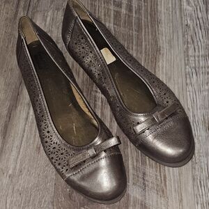 Elegant Metallic Flats Clarks Size 9